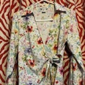 Pretty Floral Print wrap blouse, V-neck,Long Sleeve, ties at waist, Size Small